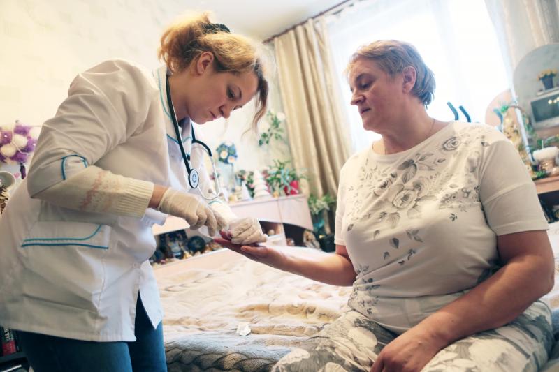Более чем 20 тысяч москвичей получили патронажную медпомощь на дому