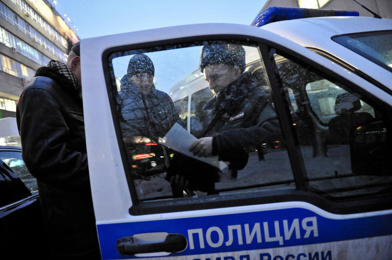 Сотрудники полиции в ЦАО задержали подозреваемого в сбыте героина. Фото: Александр Казаков, «Вечерняя Москва»
