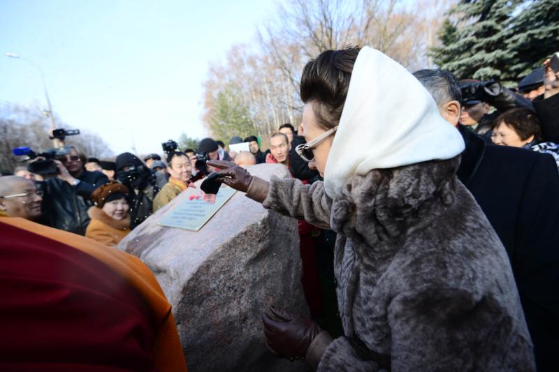 Закладка памятного камня в День народного единства 4 ноября 2014 года в Парке Победы на Поклонной горе. Фото: архив, «Вечерняя Москва»