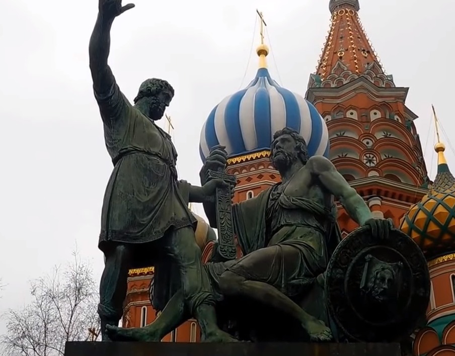 Памятник Кузьме Минину и Дмитрию Пожарскому в Москве. Фото: скриншот youtube. Пользователь: Достопримечательности Москвы
