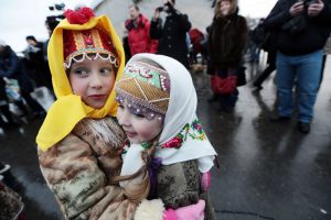 Для детей на площадке фестиваля на Гоголевском бульваре организуют праздничный вертеп — марионеточный театр. Фото: Анна Иванцова