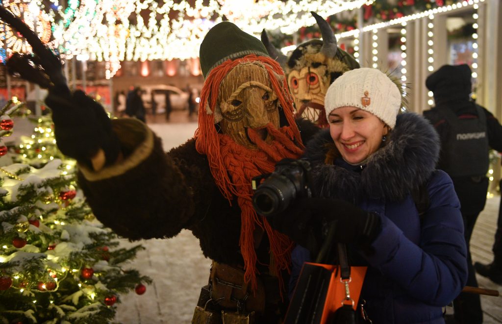 На каникулах можно будет поучаствовать в праздничном квесте «Рождественские колядки». Фото: Владимир Астапкович / РИА Новости