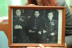 А после Победы связал жизнь с военной службой. Он же (в центре) на фото из семейного архива. Репродукция: Наталия Нечаева