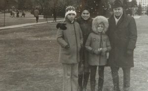 Горовой с дочкой Мариной, женой Валей и дочкой Леной (справа налево) в США Он же с товарищем Владимиром Щелчковым (слева направо) в ГДР. Фото: личный архив Владимира Горового