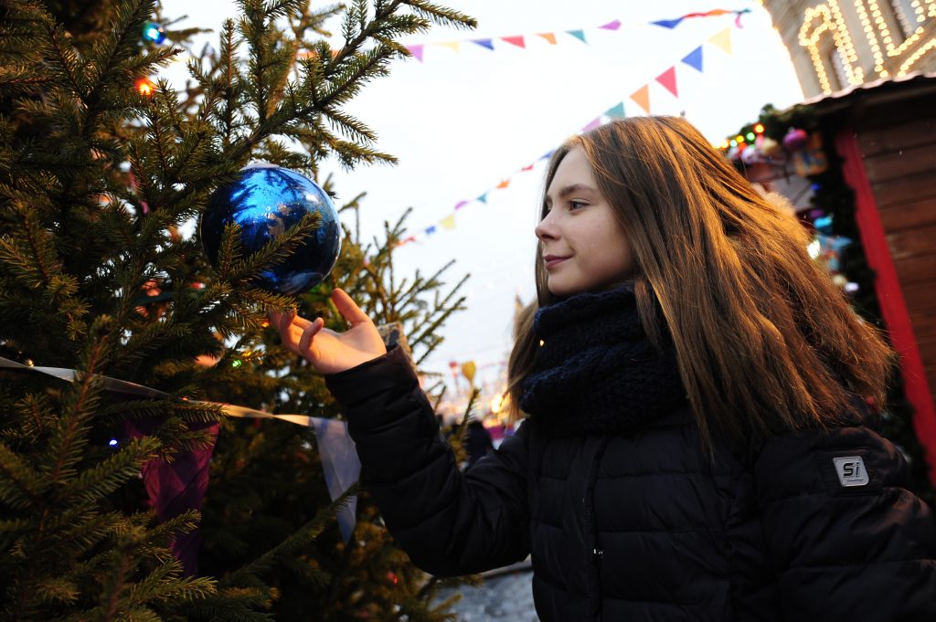 Установку новогодних елок завершили в Москве