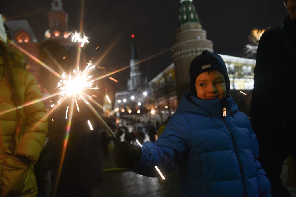 В центре Москвы стартовали световые шоу к Новому году и Рождеству