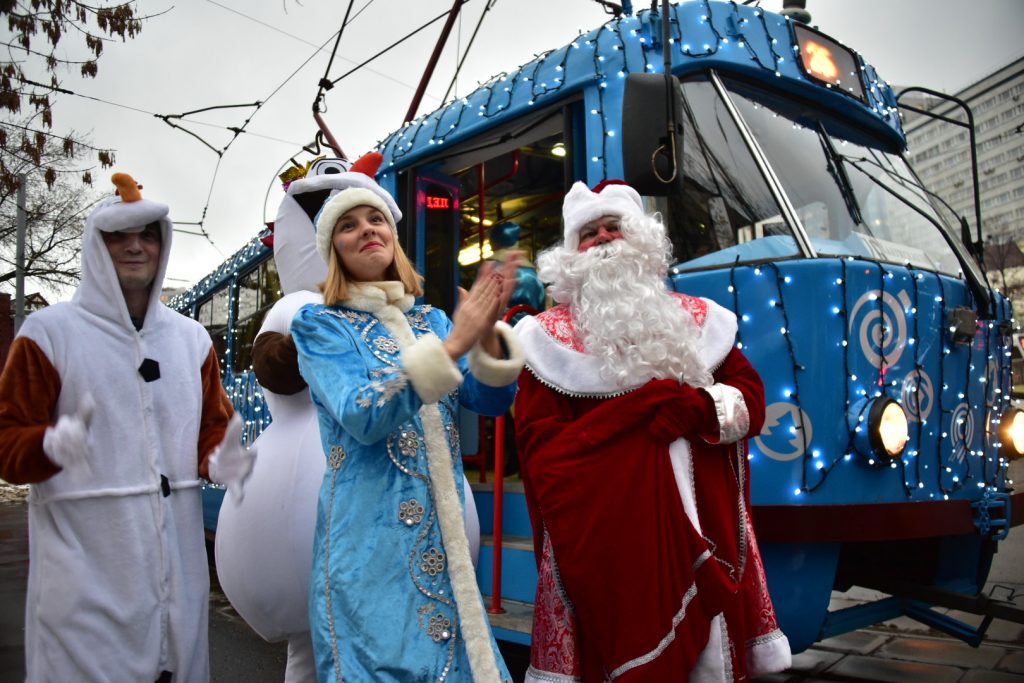 Новогодние трамваи с гирляндами появились в центре Москвы