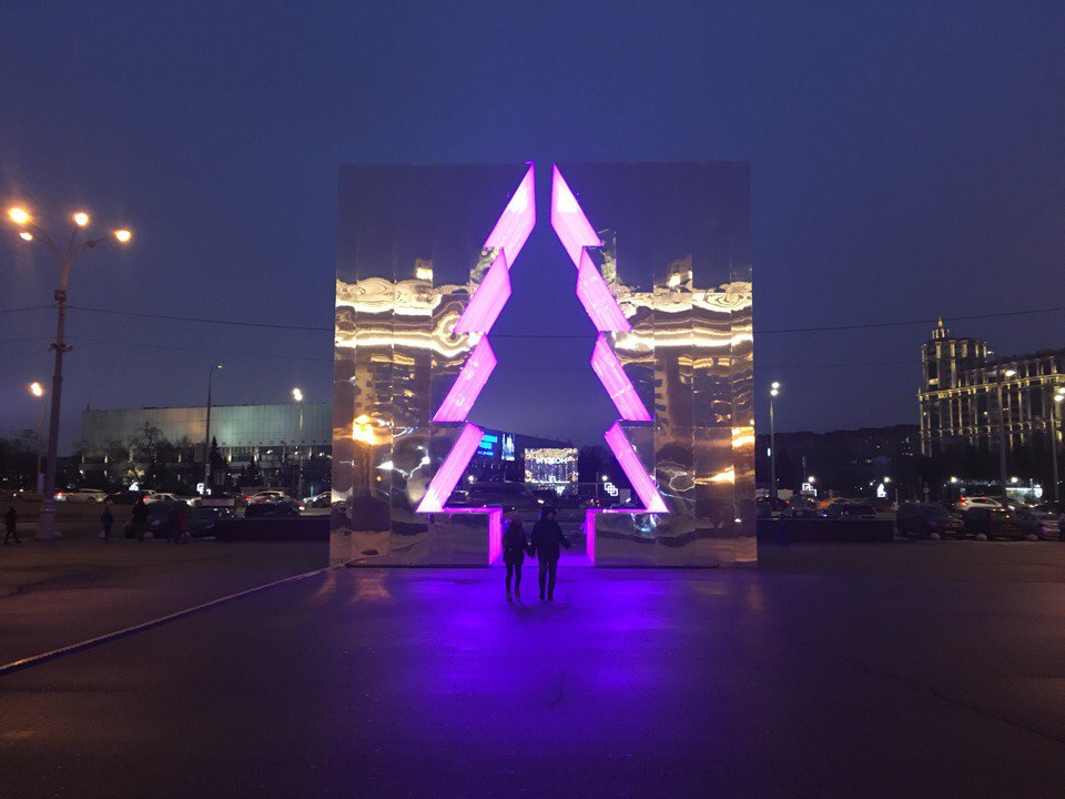 Необычную новогоднюю елку возвели в Парке Горького