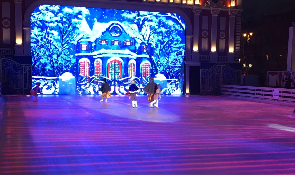 Спектакль на льду показали на фестивале «Путешествие в Рождество»
