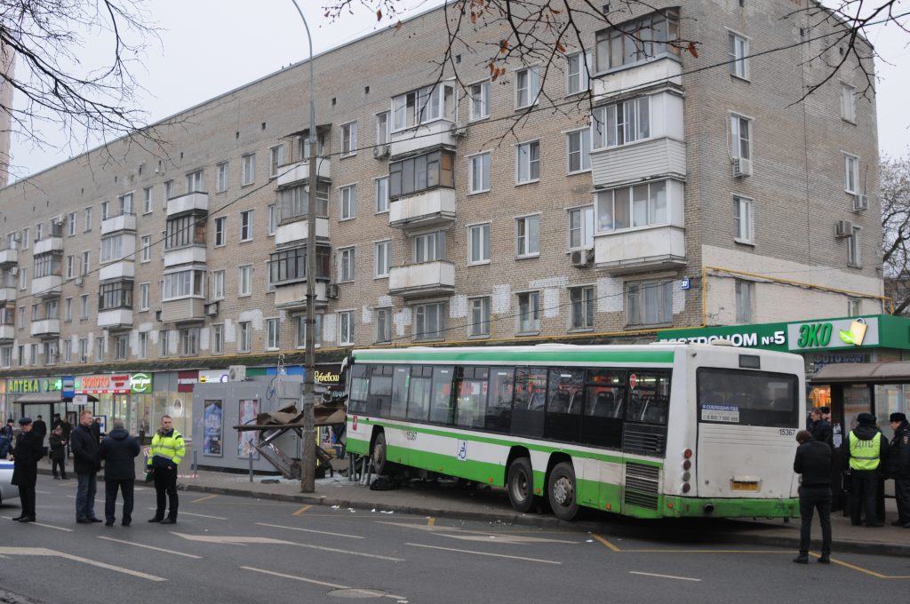 Следователи выяснили, почему автобус протаранил остановку на северо-западе Москвы