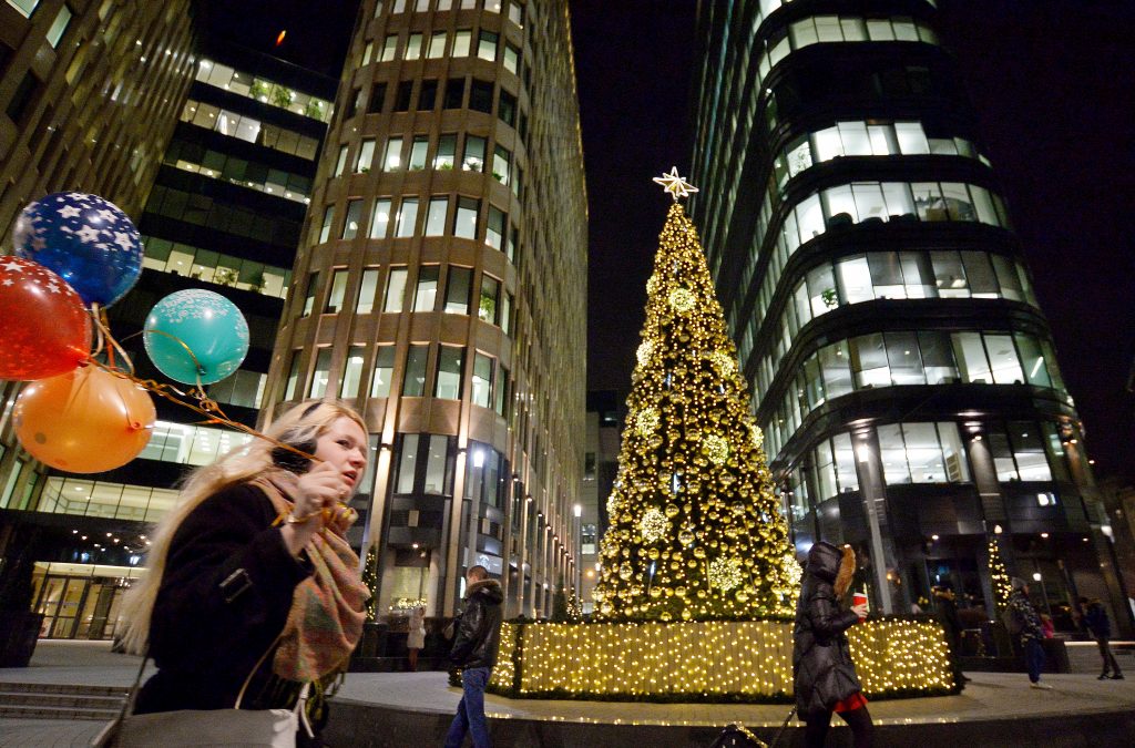 Власти Москвы поставят 1,1 тысячи елок на площадках «Путешествия в Рождество»