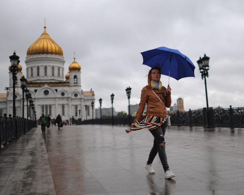 Атлантический циклон принесет в Москву теплую и пасмурную погоду