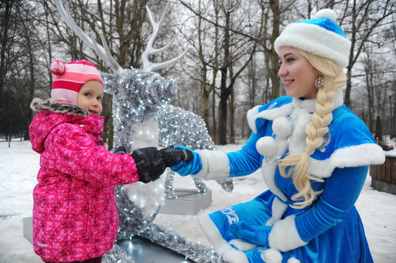 Снегурочки пройдут по центру Москвы на фестивале «Путешествие в Рождество»