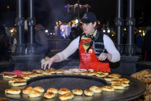 Столичные повара предложат горожанам и гостям города сэндвичи, пельмени с бараниной и пироги из семги. Фото: «Вечерняя Москва»