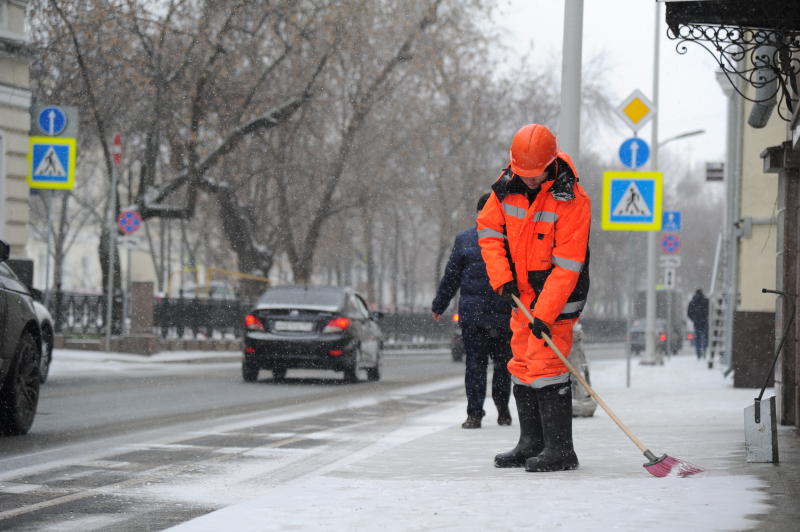 Вручную кровли, дворы и тротуары уберут около 50 тысяч рабочих. Фото: Светлана Колоскова, «Вечерняя Москва»