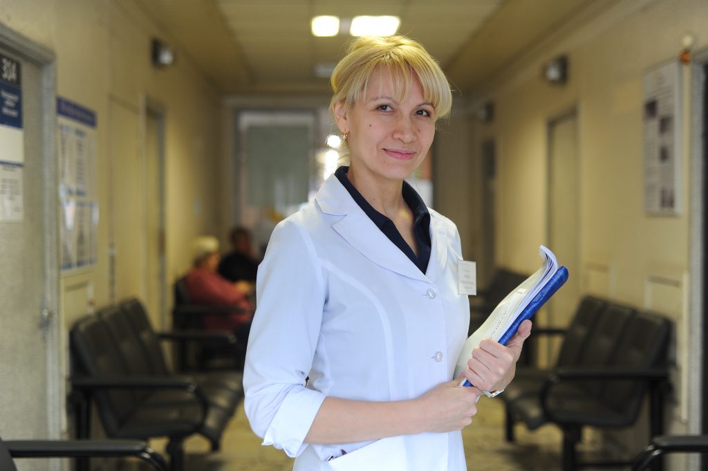 Более трех тысяч планшетов для работы с пациентами получат врачи в Москве