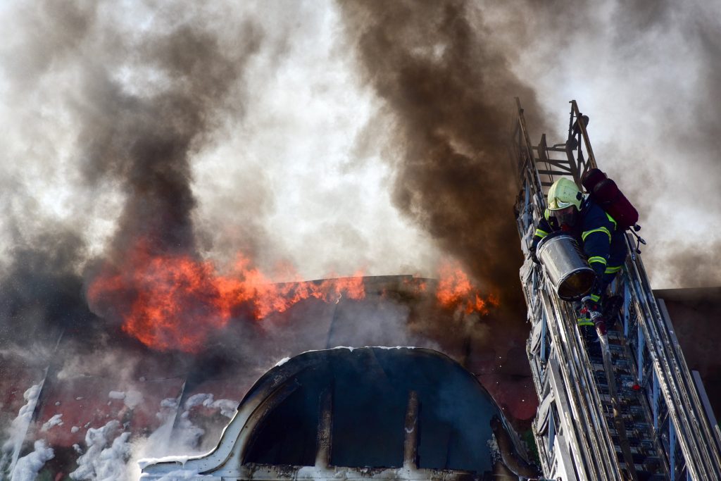 Пожарные спасли семь человек из горящего дома в центре Москвы 