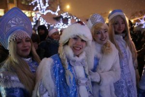 Снегурочки прошли парадом по Тверскому бульвару. Фото: Антон Гердо, «Вечерняя Москва»