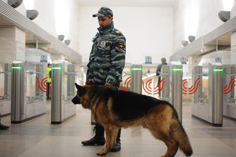 Оперативные службы начали проверку на станции метро «Новослободская» в Москве