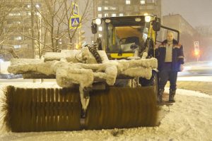 Выйти на уборку улиц в снегопад готово около десяти тысяч единиц спецтехники. Фото: Михаил Савкин, «Вечерняя Москва»