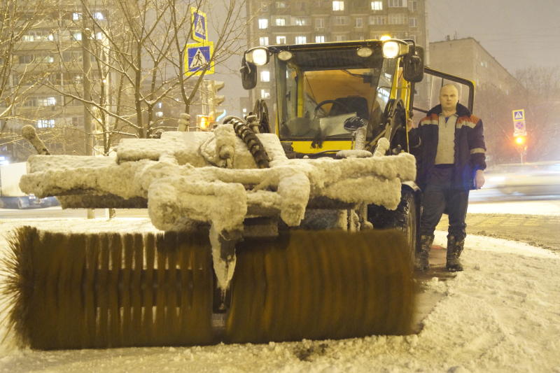 Порядка 500 рабочих вышли для расчистки снега с мостов в Москве