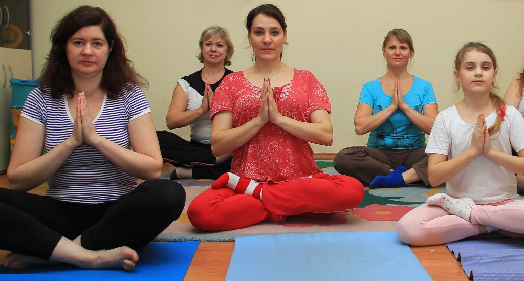Снять стресс мамам помогает йога