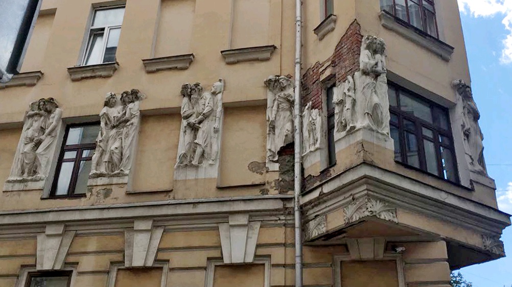 Реставрация знаменитого «Дома с писателями» стартовала в Плотниковом переулке