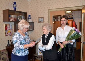 В Мещанском районе поздравили юбиляров-долгожителей. Фото: пресс-служба управы