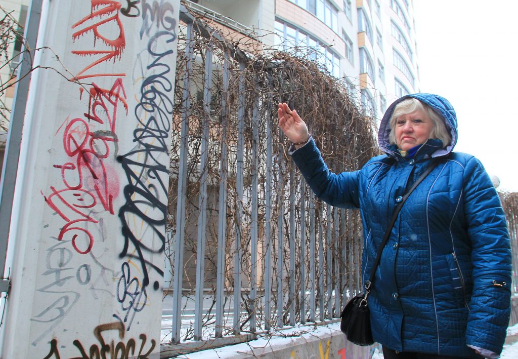 Часто вандальные надписи на стенах и заборах жители выводят сами. Фото: Наталия Нечаева
