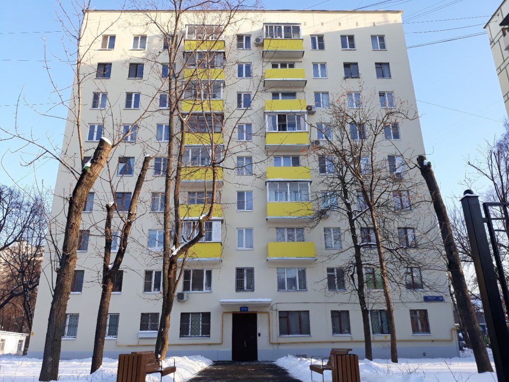 23-й дом сразу выделяется на фоне остальных своими желтыми балкончиками. Фото: Анастасия Андреева