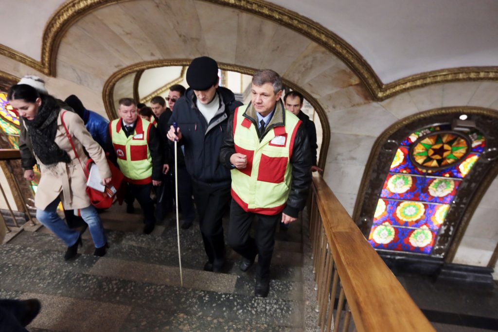 Маломобильным пассажирам сотрудники метро организуют сопровождение 