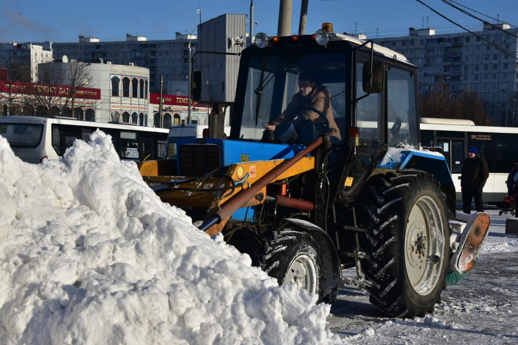 Более 10 тысяч машин бросили на уборку снега в Москве