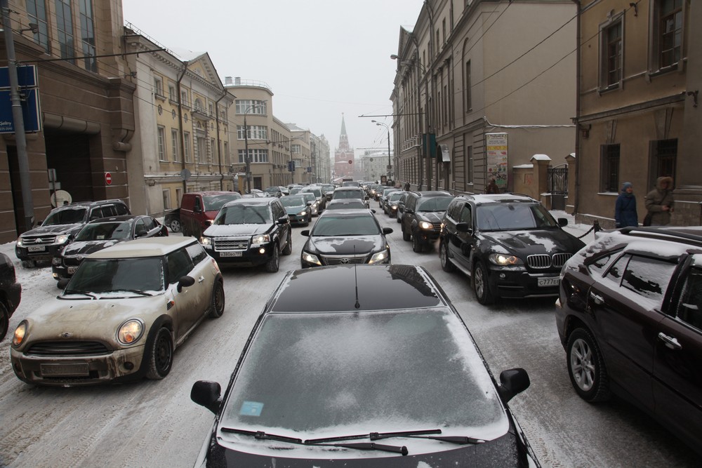 Непогода: пробки в Москве достигли восьми баллов из-за снега