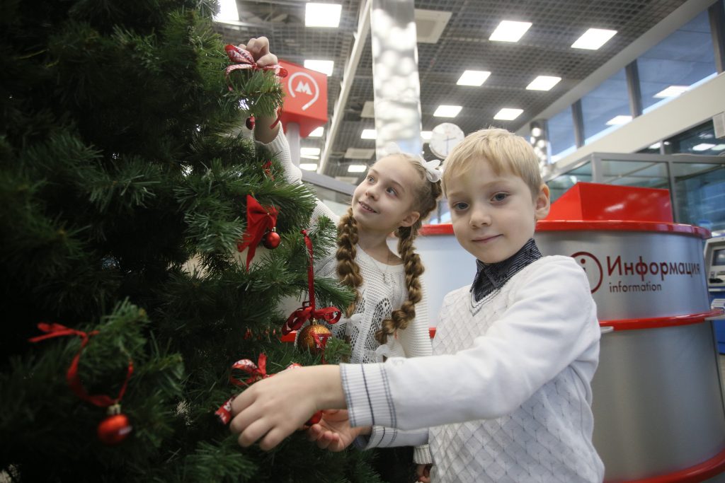 Почти 130 тысяч подарков от Деда Мороза раздали на МЦК