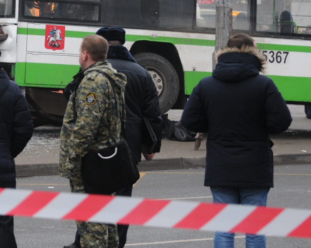 Автобус разнес ограждение у метро на северо-западе Москвы, работает полиция