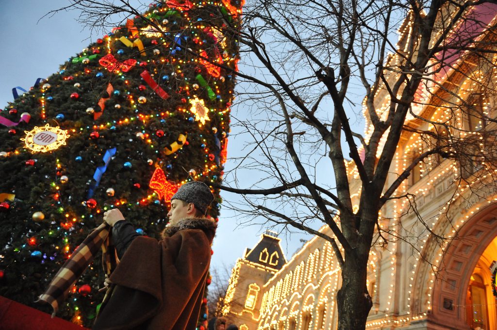 Демонтаж новогодних елок в Москве завершится к концу рабочей недели
