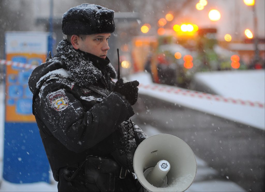 Две автобусно-фонарных аварии произошли в Москве за час, работает полиция