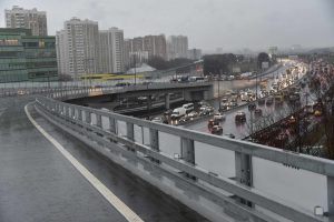 Мэр напомнил, что кроме этого в столице построено почти 40 мостов, эстакад и тоннелей, появилось 30 новых пешеходных переходов. Фото: «Вечерняя Москва»