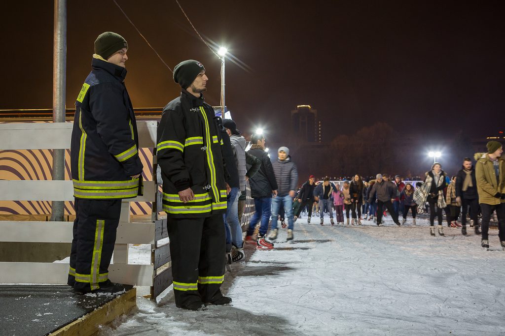 В Новый год - на коньках под присмотром пожарных!