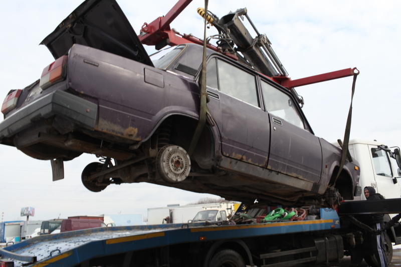Более 300 брошенных автомобилей убрали из центра Москвы в 2017 году