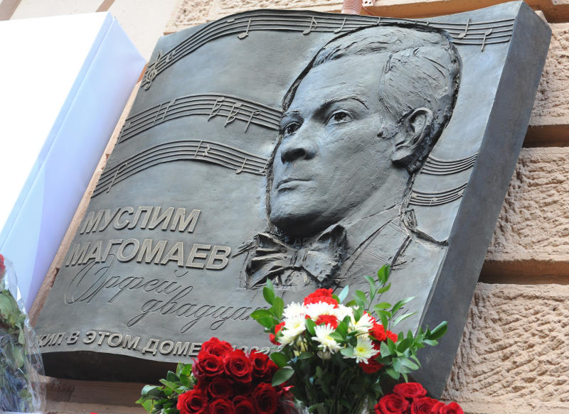 Ранее на расположенном около сквера в доме, где жил артист, была открыта мемориальная доска в его честь. Фото: Александр Кожохин