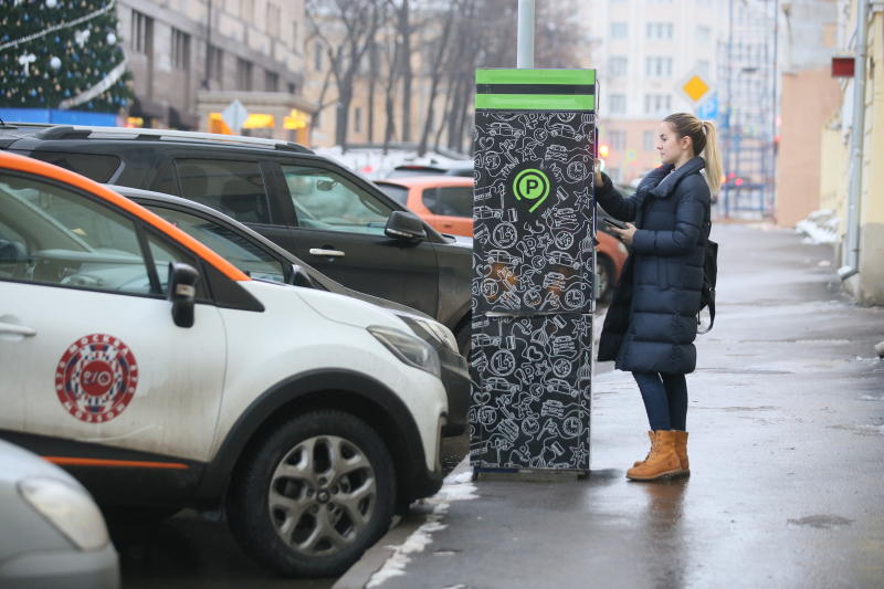 Доступ к платным парковкам ограничили на участках ряда улиц Москвы