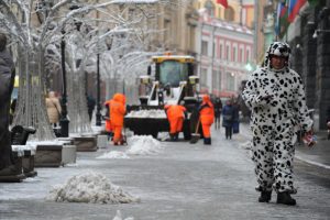 Проезжую часть очищают почти 1123 единицы техники. Фото: Светлана Колоскова, «Вечерняя Москва»