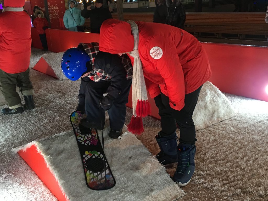 Юные москвичи учатся кататься на сноуборде под руководством профессионалов. Фото: Мария Иванова