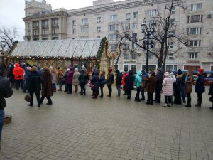 В последний день фестиваля, 14 января, на площадке «Путешествия в Рождество» на Тверском бульваре выстроилась большая очередь к сувенирной лавке. Фото: Мария Иванова