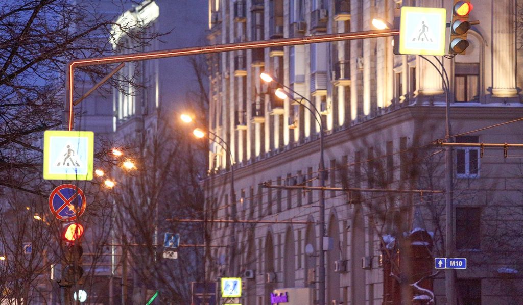 Пешеходные переходы Москвы получили инновационную подсветку светофоров