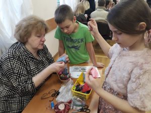 Педагог по текстильному дизайну учит детей шить игрушки. Фото: Анастасия Андреева