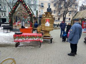 У памятника Сергею Есенину установили большой самовар. Фото: Мария Иванова