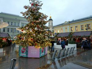 Площадку фестиваля в районе Замоскворечье украсили елкой и праздничной инсталляцией. Фото: Мария Иванова