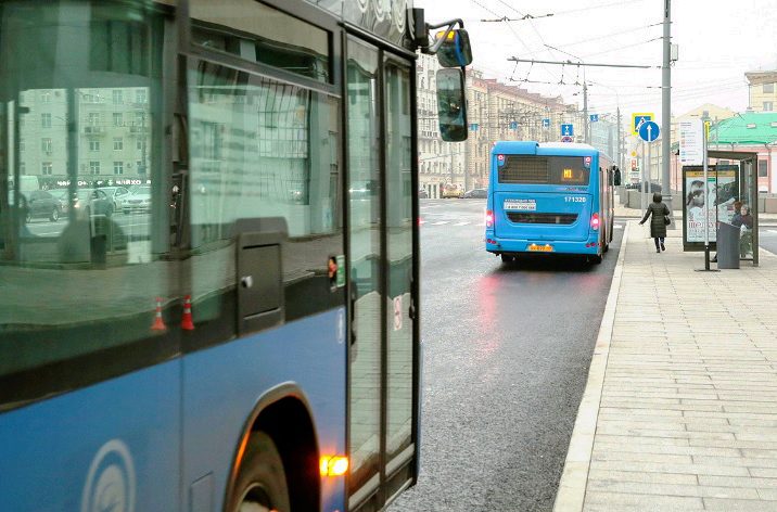 Маршруты трех автобусов временно изменятся в центре Москвы